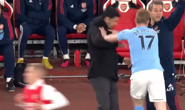 Furious Kevin de Bruyne shoves Arsenal boss Mikel Arteta during touchline fracas - Bóng Đá