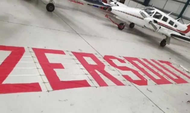 Angry Man Utd fans fly massive #GlazersOut banner over Old Trafford for Chelsea clash with owner Avram looking on - Bóng Đá