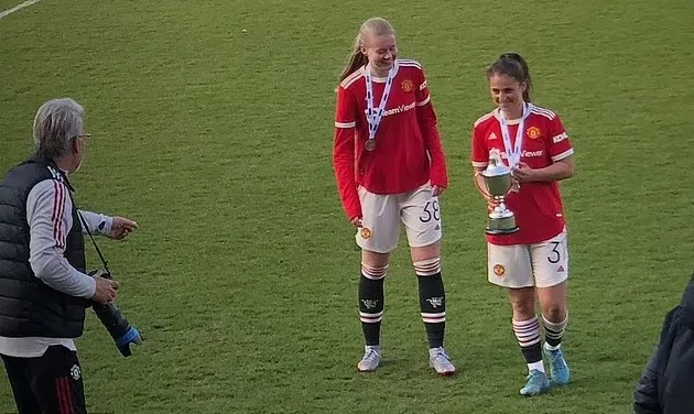 Ole Gunnar Solskjaer watches on as his daughter Karna secures the WSL Academy League title with Manchester United Women U21s - Bóng Đá