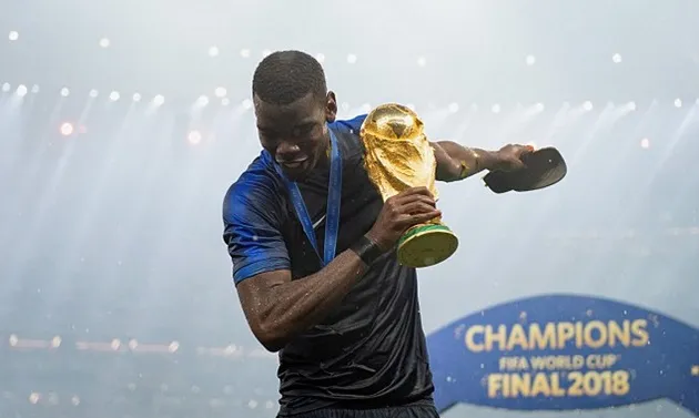 Pogba quẩy nhiệt tình với cúp vàng cùng đồng đội, 