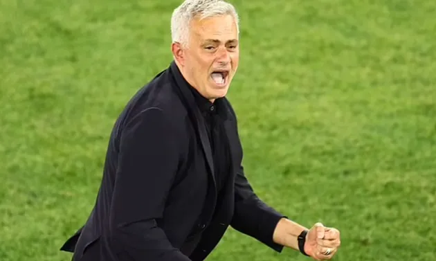 Abraham ăn vạ rồi nháy mắt với Mourinho - Bóng Đá