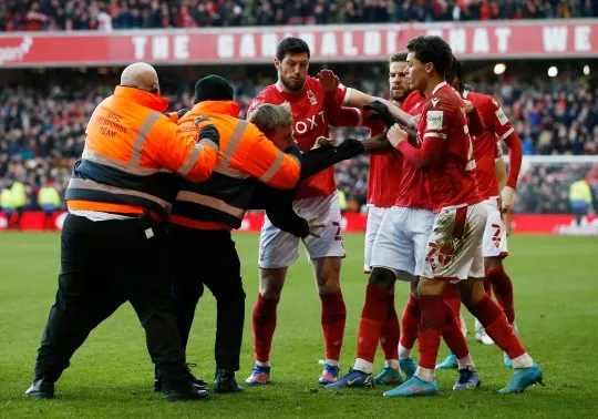 CĐV Leicester City gây sốc, lao vào sân đấm cầu thủ - Bóng Đá