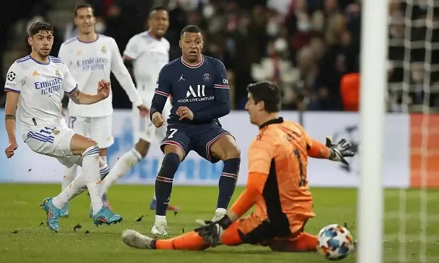 Kylian Mbappe ghi điểm trước 