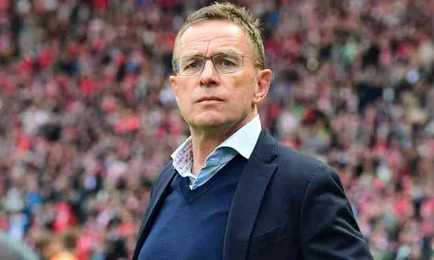 Sascha Lense và Rangnick nói chuyện với từng cầu thủ - Bóng Đá