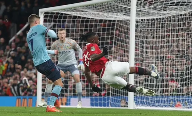 'I genuinely forgot he played for Man United': Fans praise 'forgotten man' Aaron Wan-Bissaka - Bóng Đá