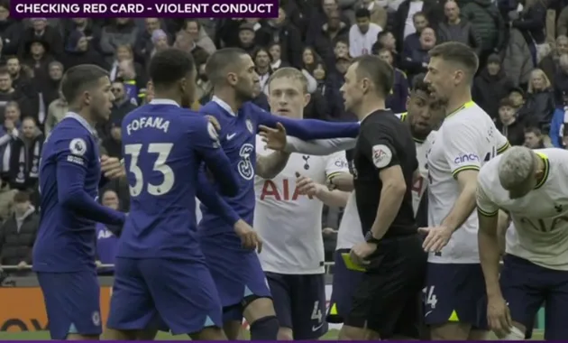 his is absolute chaos! Referee Stuart Attwell gives Ziyech a red card for a push into Royal's face,  - Bóng Đá