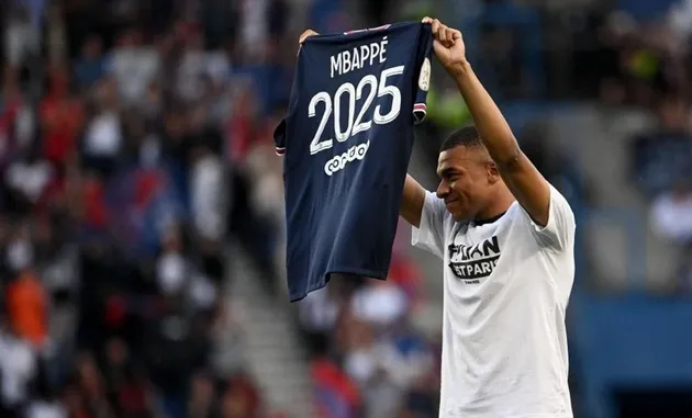 CĐV Real Madrid tấn công Mbappe - Bóng Đá