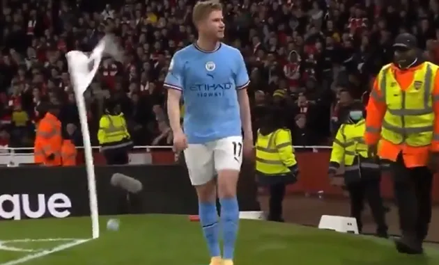 Toàn cảnh De Bruyne thô bạo với Arteta, bị CĐV Arsenal tấn công - Bóng Đá