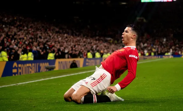 Ronaldo tung cú sút trái phá trước vòng vây 6 cầu thủ - Bóng Đá