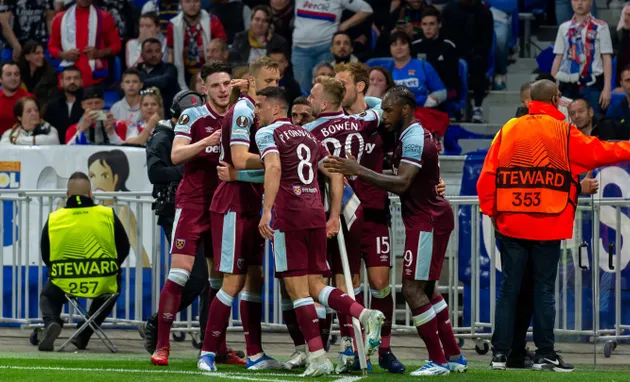 Bạo loạn nổ ra, Declan Rice lĩnh trọn chai nước từ CĐV đối thủ - Bóng Đá