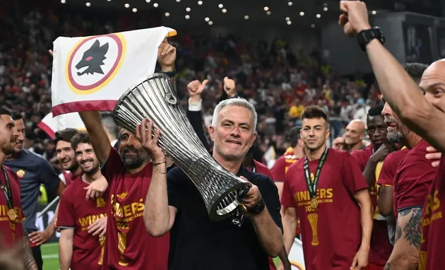 Jose Mourinho ấm lòng khi được biển người ở Rome chào đón - Bóng Đá