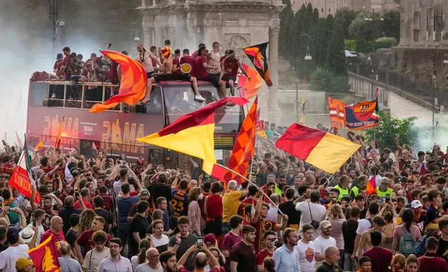 Jose Mourinho ấm lòng khi được biển người ở Rome chào đón - Bóng Đá