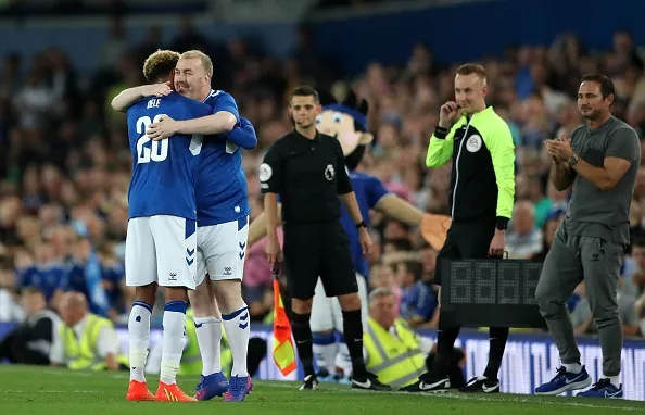 Lampard tung CĐV vào sân đá penalty cho Everton - Bóng Đá