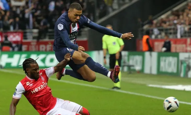 Hakimi bị kẹp cổ; Mbappe đấm người rồi ăn đấm - Bóng Đá