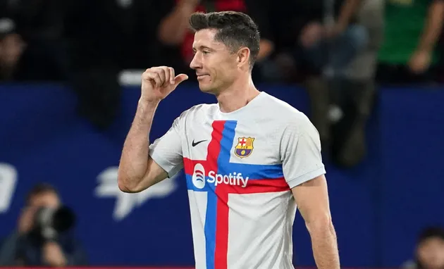 Lewandowski làm gì khi bị đuổi khỏi sân ở phút 31? - Bóng Đá