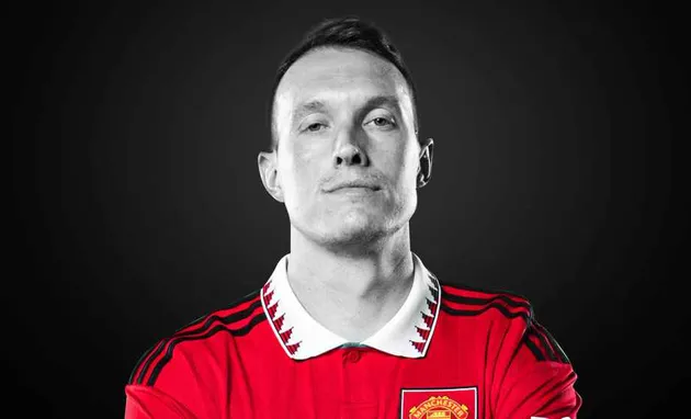 Manchester United defender Phil Jones is not on the club's squad list in the official programme despite still being contracted. - Bóng Đá