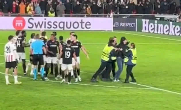 Watch Sevilla keeper fight with pitch invader after PSV hooligan tries to attack - Bóng Đá