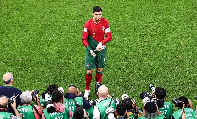 Ronaldo uống nước - Bóng Đá