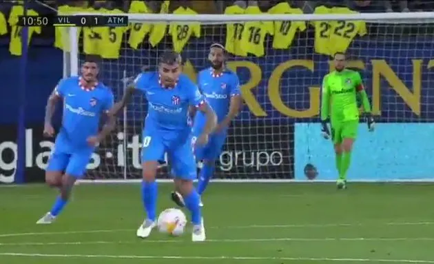Sao Atletico ghi siêu phẩm từ giữa sân - Bóng Đá