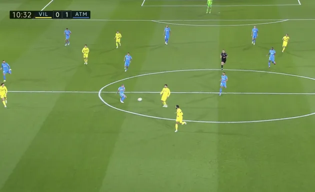 Sao Atletico ghi siêu phẩm từ giữa sân - Bóng Đá