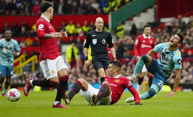 Casemiro immediately put his head in his hands and he looks absolutely devastated.  - Bóng Đá