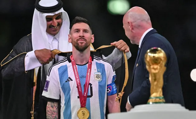 Điều ít ai biết về chiếc áo choàng vua ban cho Lionel Messi - Bóng Đá