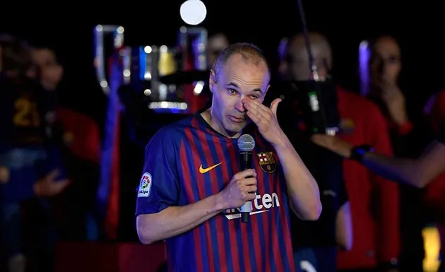 Iniesta khóc nức nở trong trận đấu cuối cùng dưới màu áo Barca - Bóng Đá