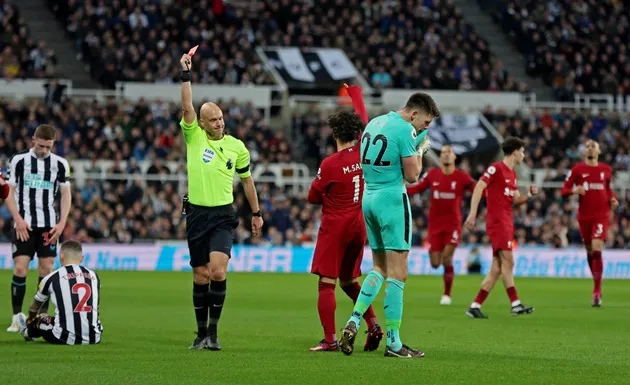 Toàn cảnh pha bóng điểm nhấn trận Liverpool giúp Man Utd hưởng lợi - Bóng Đá