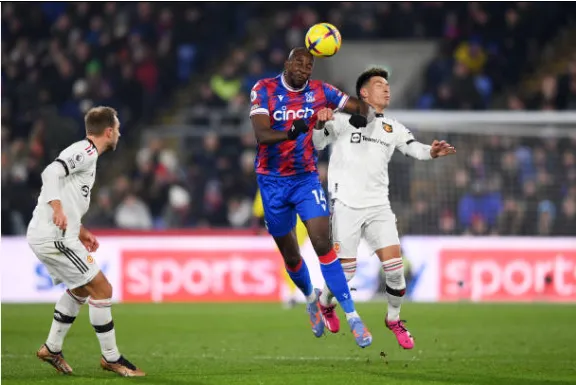 Lisandro Martinez produces a gallant performance as Man United stumble against Crystal Palace - Bóng Đá