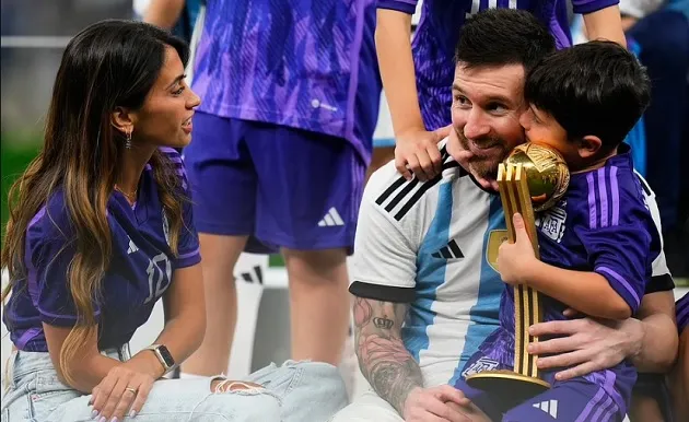 Lionel Messi cat who got the cream as he reunites with wife Antonela Roccuzzo and sons to celebrate World Cup win - Bóng Đá