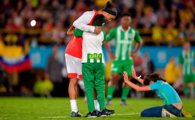 Brazil legend Ronaldinho rolls back the years with stunning no-look assist as he turns out for Colombian side Sante Fe in a friendly - Bóng Đá