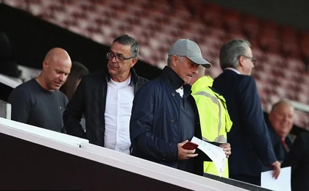 Mourinho selfie với fan tàn tật - Bóng Đá