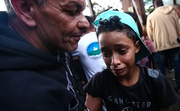 Fan nhí trèo rào, khóc lóc chỉ để xem Neymar đá tập - Bóng Đá