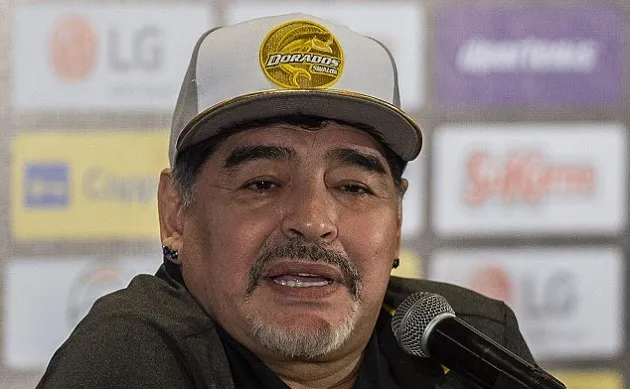 Hùng hục nhặt bóng cho học trò, Maradona giờ đã khác - Bóng Đá