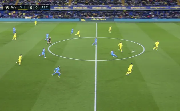 Sao Atletico ghi siêu phẩm từ giữa sân - Bóng Đá