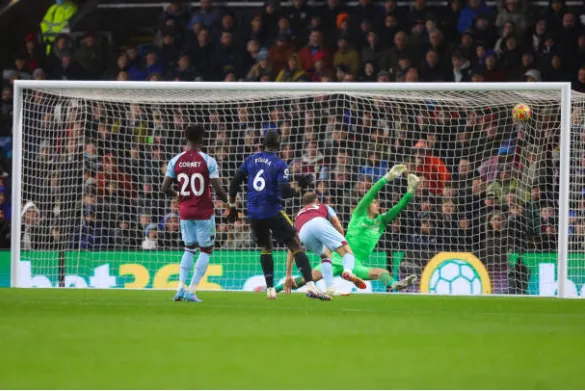 Maguire bị xoay như chong chóng, Pogba điên tiết quăng găng tay - Bóng Đá