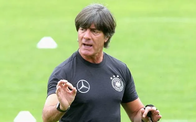 Joachim Low nghiêm mặt 