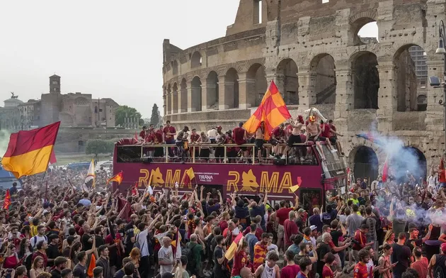 Jose Mourinho ấm lòng khi được biển người ở Rome chào đón - Bóng Đá