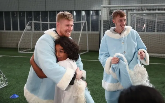 De Bruyne hóa thân ông già Noel - Bóng Đá