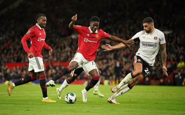 Erik ten Hag claims Kobbie Mainoo 'deserved to play' after handing the 17-year-old midfielder his first Manchester United start against Charlton - Bóng Đá