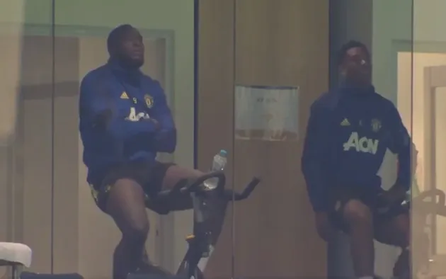 Romelu Lukaku caught yawning on exercise bike after missing Manchester United training session - Bóng Đá