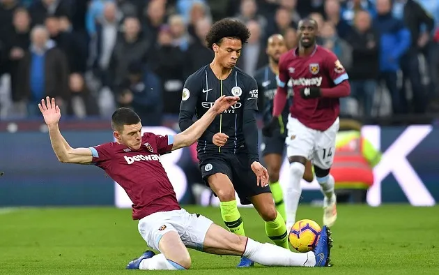 Chuyện lạ: Fabianski cười tươi khi bị sao Man City phá lưới - Bóng Đá