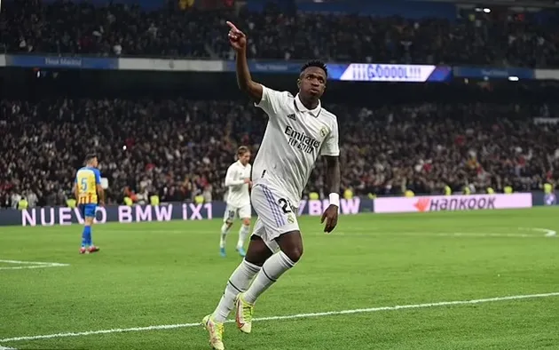 Vinicius nổi máu điên vì bị cựu sao Arsenal 'đá giò' - Bóng Đá