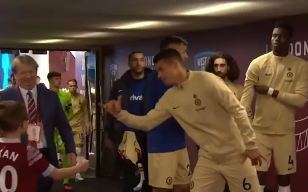 Watch hilarious moment cheeky West Ham mascot taunts Thiago Silva in tunnel  - Bóng Đá