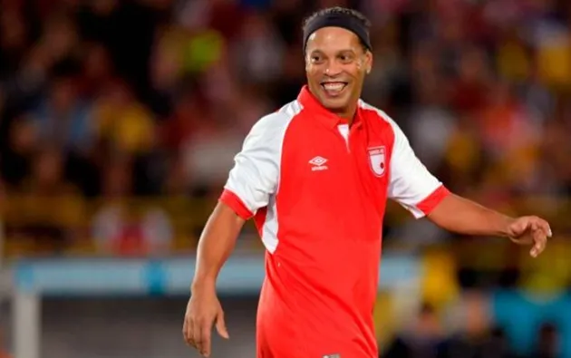 Brazil legend Ronaldinho rolls back the years with stunning no-look assist as he turns out for Colombian side Sante Fe in a friendly - Bóng Đá