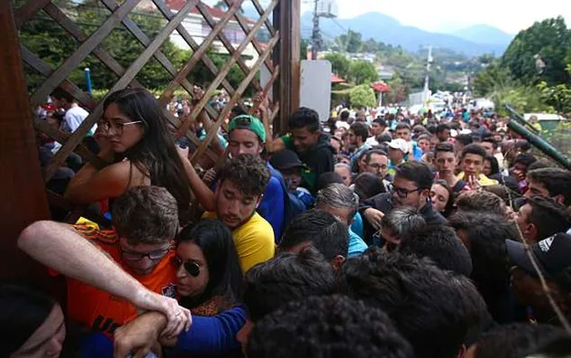 Fan nhí trèo rào, khóc lóc chỉ để xem Neymar đá tập - Bóng Đá