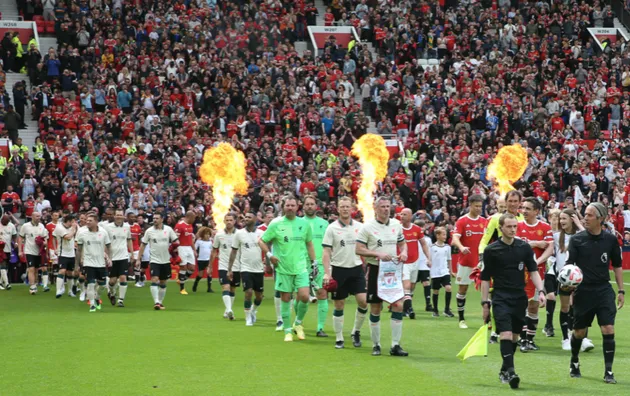 Berbatov ghi bàn, huyền thoại M.U vẫn thất bại trước Liverpool - Bóng Đá