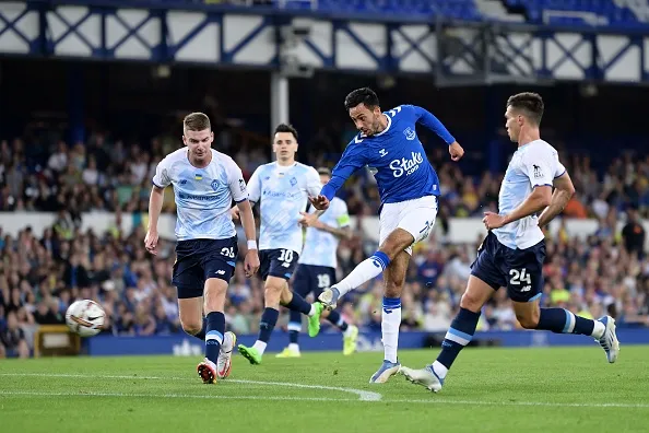 Lampard tung CĐV vào sân đá penalty cho Everton - Bóng Đá