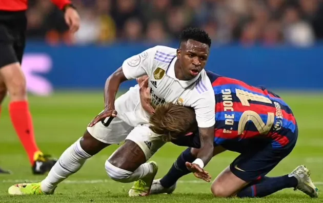 Vinicius Jr tangles with Man Utd target Frenkie De Jong - Bóng Đá