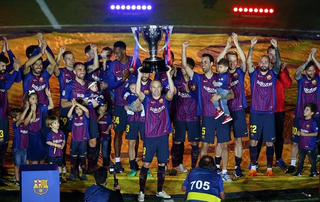 Iniesta khóc nức nở trong trận đấu cuối cùng dưới màu áo Barca - Bóng Đá